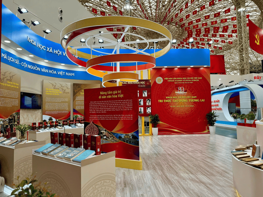 It houses approximately 15,000 artifacts, 42,000 films, and images depicting the daily lives of ethnic communities (Source: Fanpage Bảo tàng Dân tộc học Việt Nam - Vietnam Museum of Ethnology)